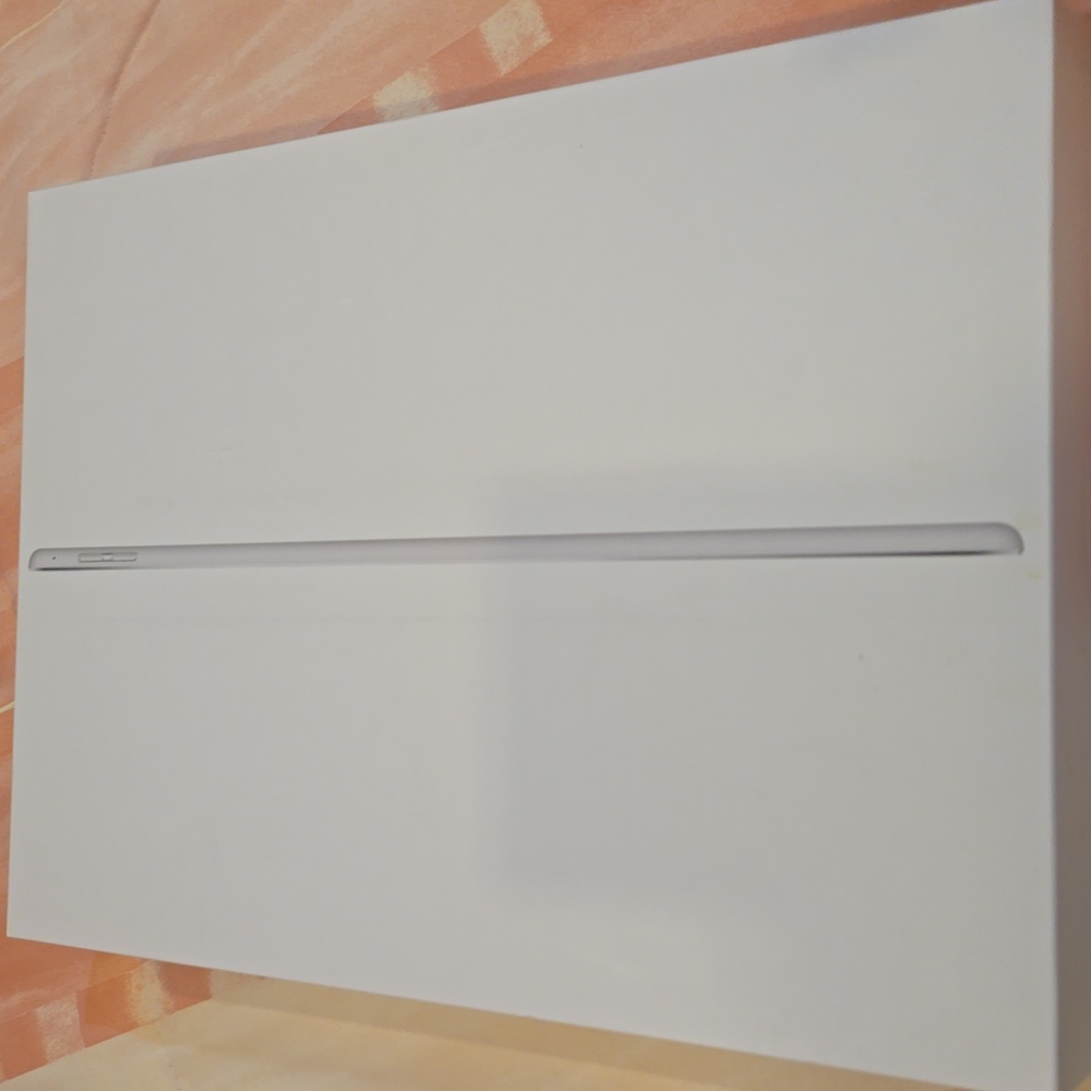 NWOT IPAD PRO 32GB MODEL A1584 With Box And Cover - Picture 4 of 6